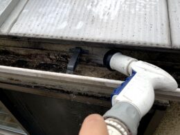 雨樋の金物が打たれている部分を散水